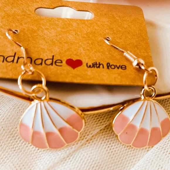 Cute Pink Enamel shell design Fashion earrings - Picture 4 of 4